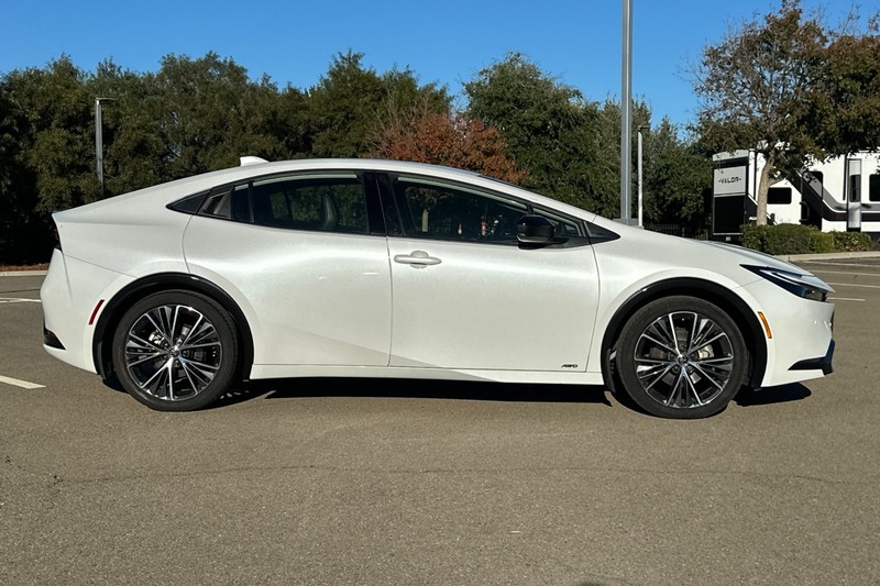 Toyota Prius Vehicle Full-screen Gallery Image 03