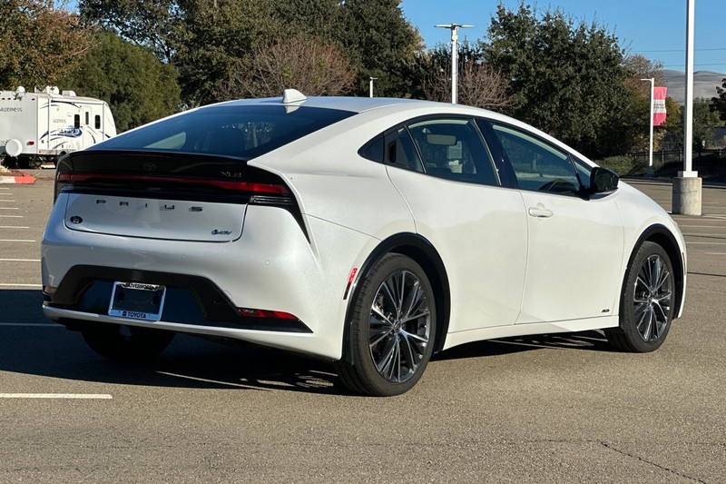 Toyota Prius Vehicle Full-screen Gallery Image 04