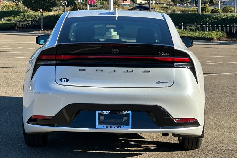 Toyota Prius Vehicle Full-screen Gallery Image 05