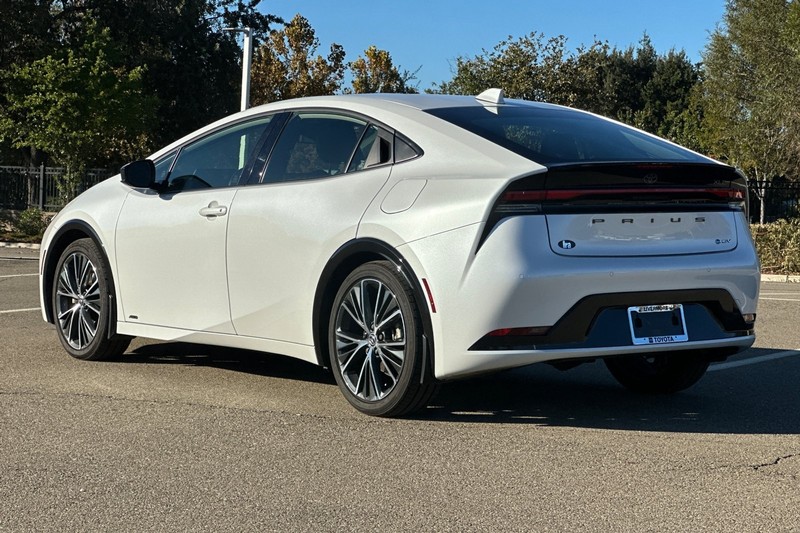 Toyota Prius Vehicle Full-screen Gallery Image 06