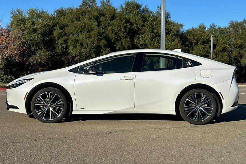 Toyota Prius Vehicle Full-screen Gallery Image 07