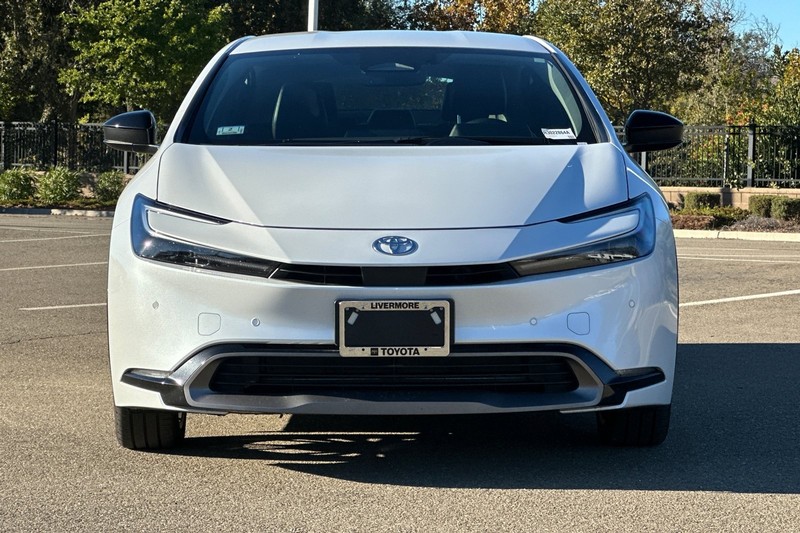 Toyota Prius Vehicle Full-screen Gallery Image 09