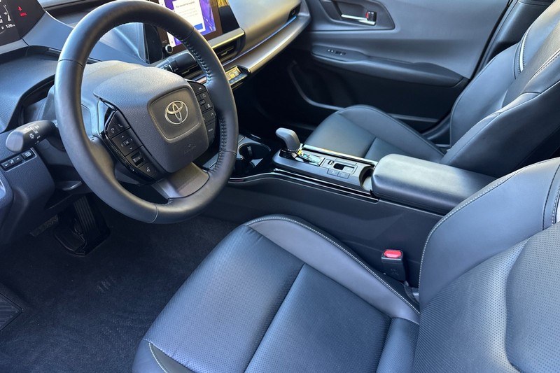 Toyota Prius Vehicle Full-screen Gallery Image 10