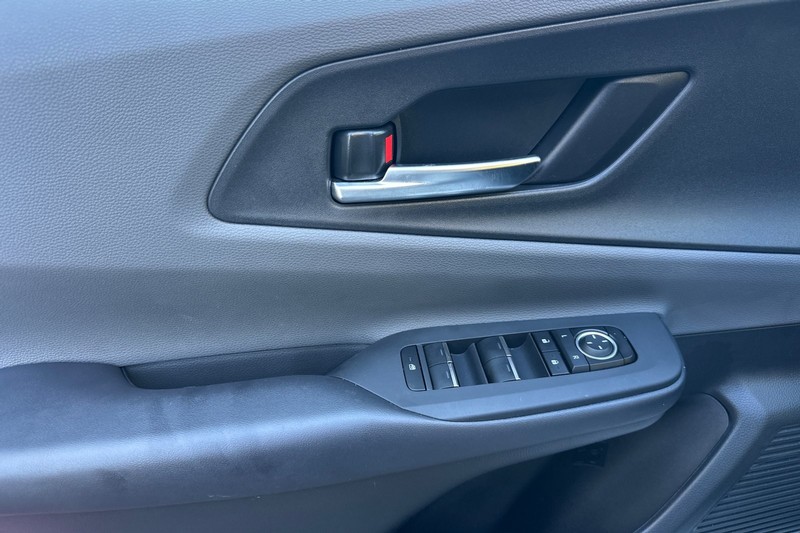 Toyota Prius Vehicle Full-screen Gallery Image 11