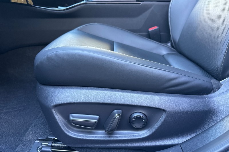 Toyota Prius Vehicle Full-screen Gallery Image 13