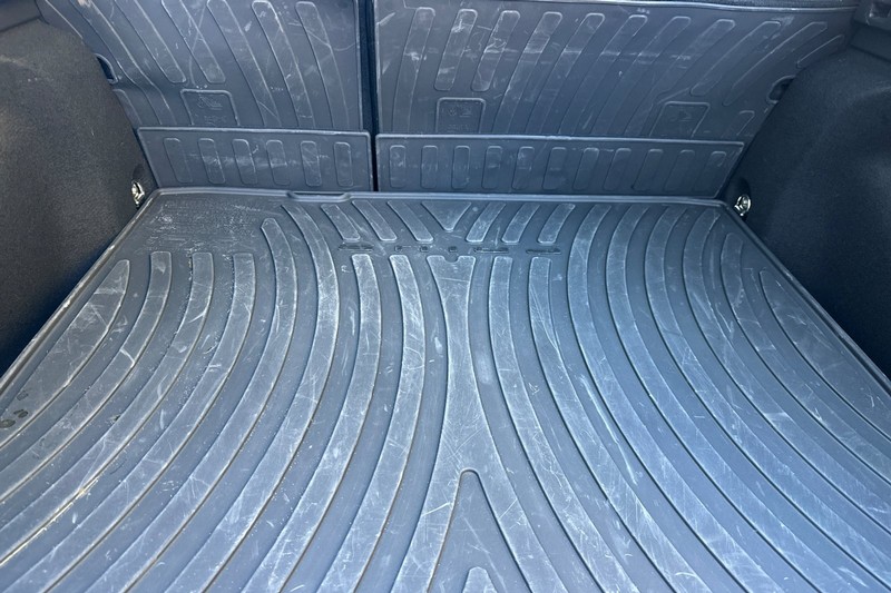 Toyota Prius Vehicle Full-screen Gallery Image 17