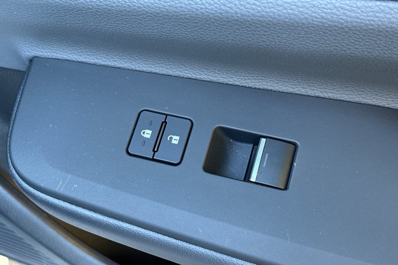 Toyota Prius Vehicle Full-screen Gallery Image 22