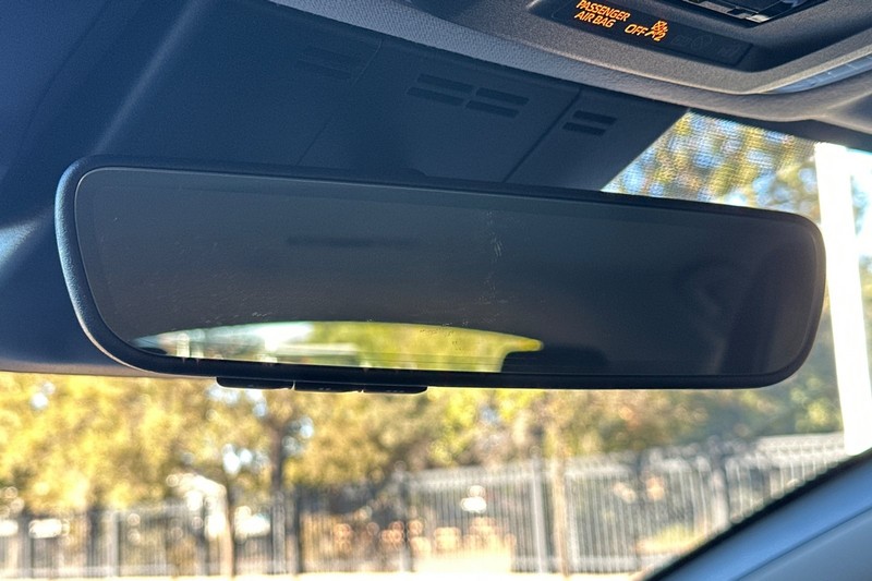 Toyota Prius Vehicle Full-screen Gallery Image 25