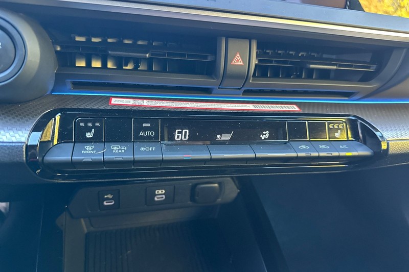 Toyota Prius Vehicle Full-screen Gallery Image 28