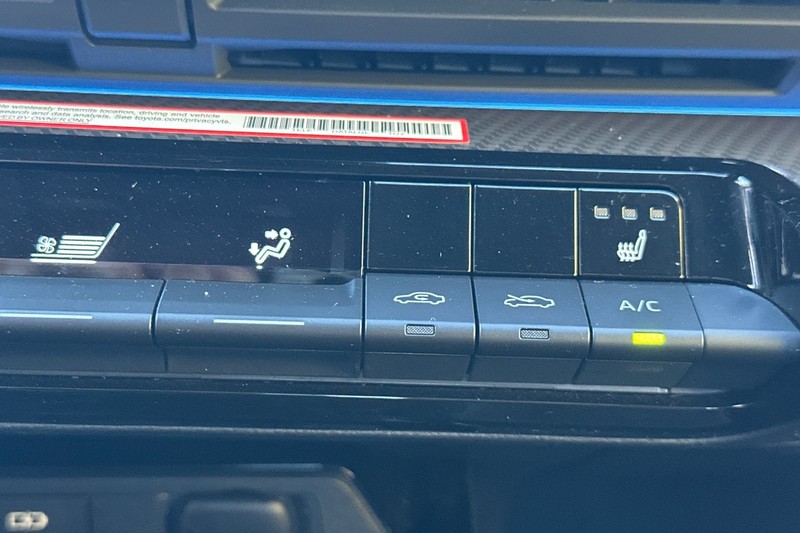 Toyota Prius Vehicle Full-screen Gallery Image 30