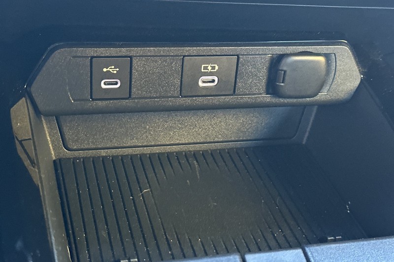 Toyota Prius Vehicle Full-screen Gallery Image 31