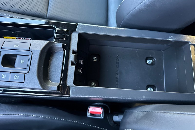 Toyota Prius Vehicle Full-screen Gallery Image 33