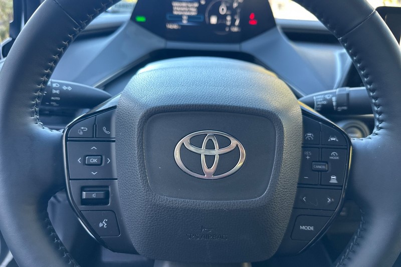 Toyota Prius Vehicle Full-screen Gallery Image 36