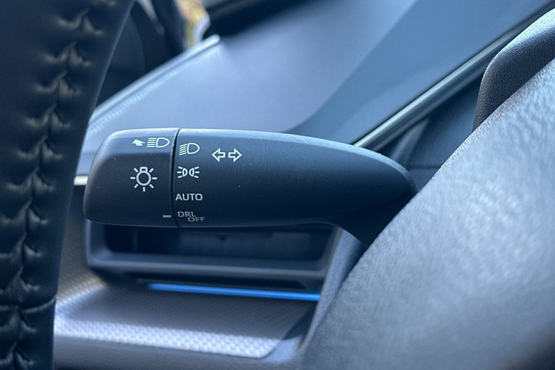 Toyota Prius Vehicle Full-screen Gallery Image 38