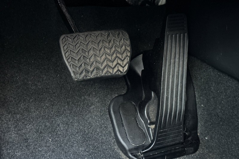 Toyota Prius Vehicle Full-screen Gallery Image 44