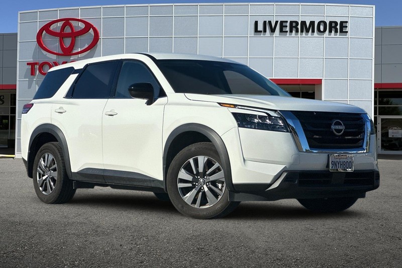 Nissan Pathfinder Vehicle Full-screen Gallery Image 02