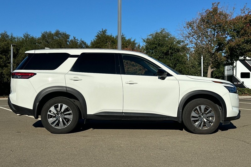 Nissan Pathfinder Vehicle Full-screen Gallery Image 03