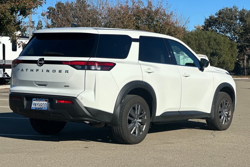 Nissan Pathfinder Vehicle Full-screen Gallery Image 04