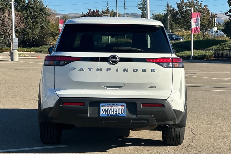 Nissan Pathfinder Vehicle Full-screen Gallery Image 05