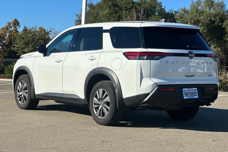 Nissan Pathfinder Vehicle Full-screen Gallery Image 06