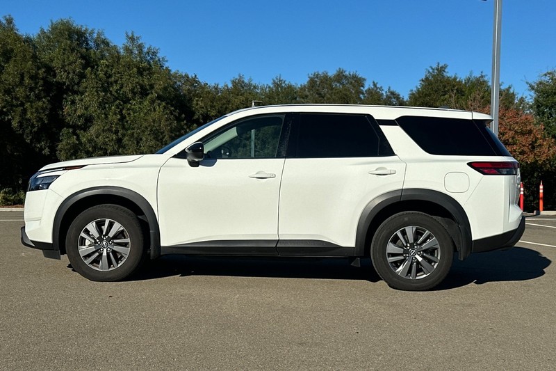 Nissan Pathfinder Vehicle Full-screen Gallery Image 07