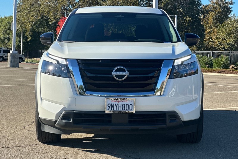 Nissan Pathfinder Vehicle Full-screen Gallery Image 09