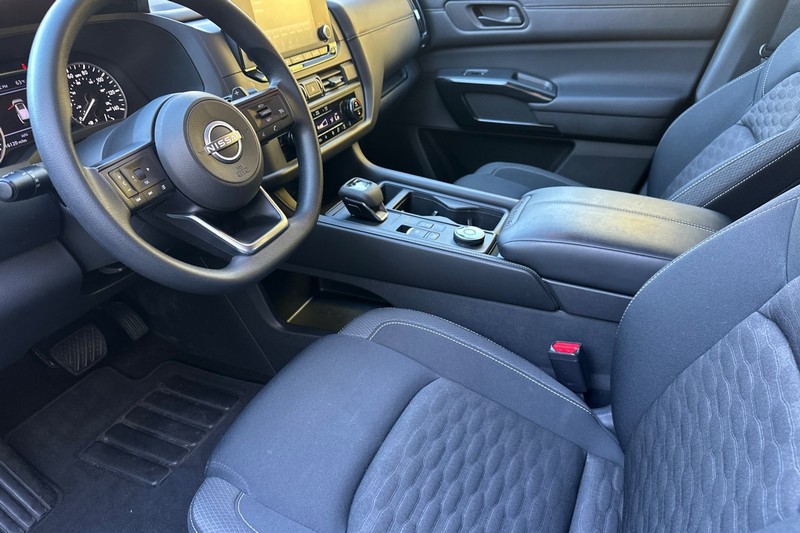 Nissan Pathfinder Vehicle Full-screen Gallery Image 10