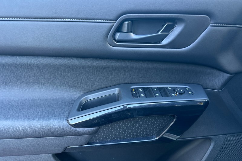 Nissan Pathfinder Vehicle Full-screen Gallery Image 11