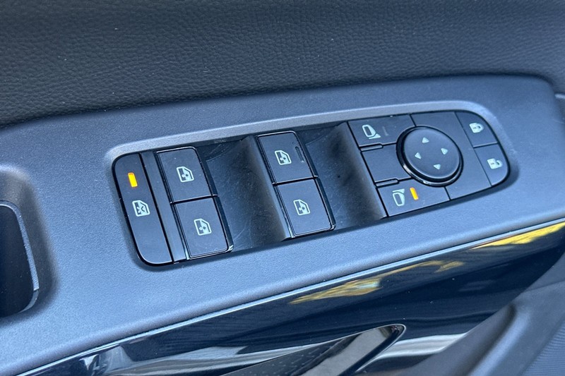 Nissan Pathfinder Vehicle Full-screen Gallery Image 12