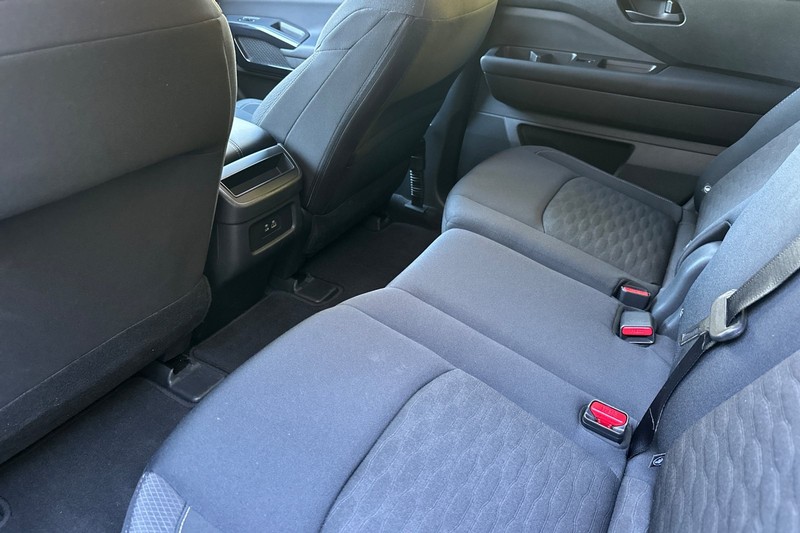 Nissan Pathfinder Vehicle Full-screen Gallery Image 14