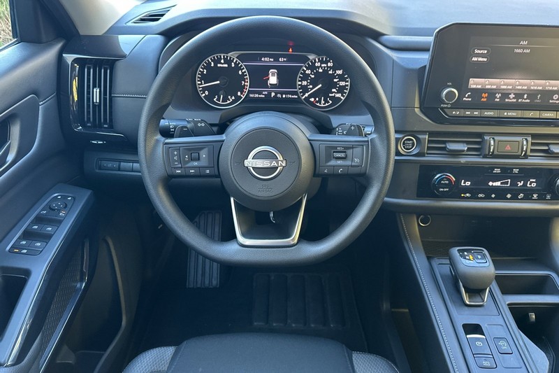 Nissan Pathfinder Vehicle Full-screen Gallery Image 16