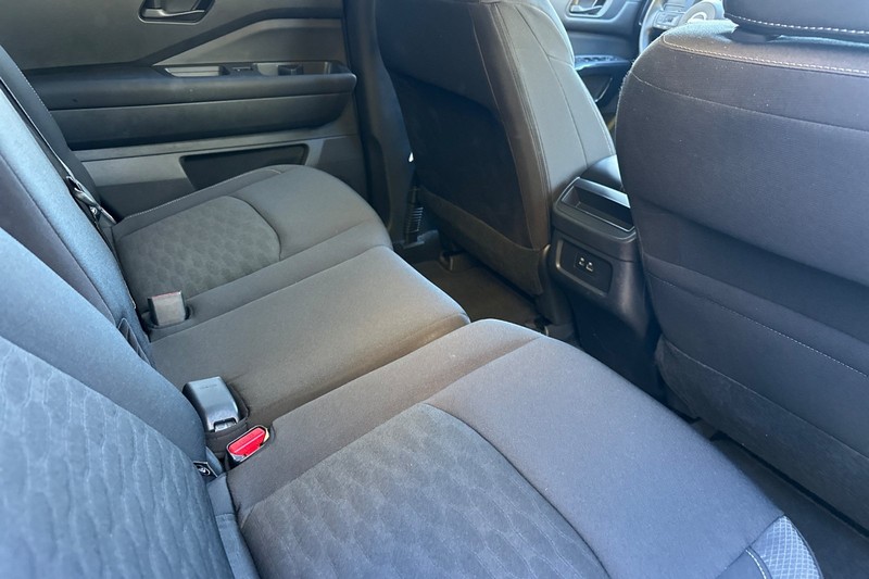 Nissan Pathfinder Vehicle Full-screen Gallery Image 19