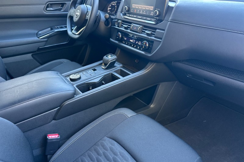 Nissan Pathfinder Vehicle Full-screen Gallery Image 20