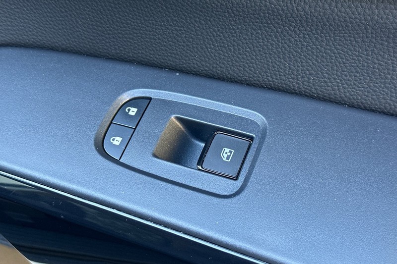 Nissan Pathfinder Vehicle Full-screen Gallery Image 23