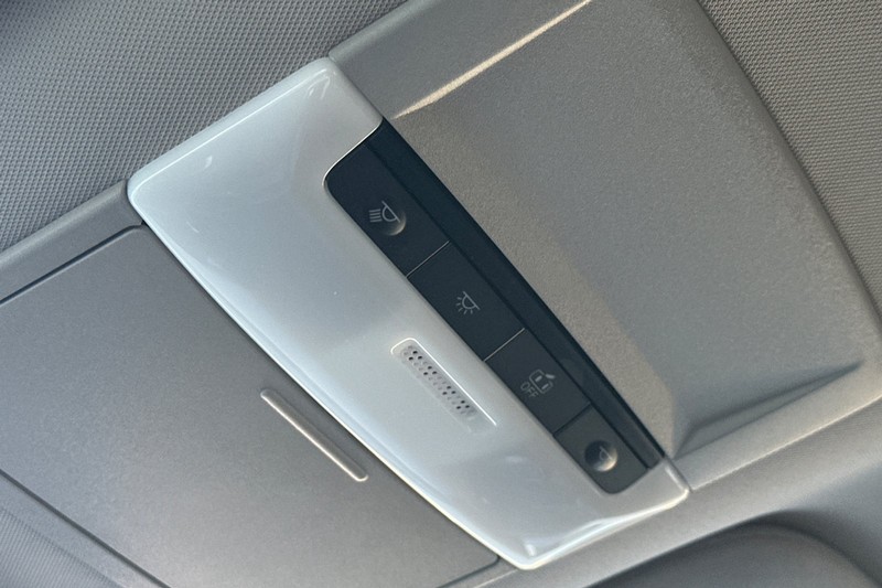 Nissan Pathfinder Vehicle Full-screen Gallery Image 25