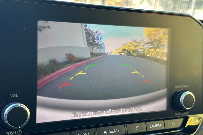 Nissan Pathfinder Vehicle Full-screen Gallery Image 27