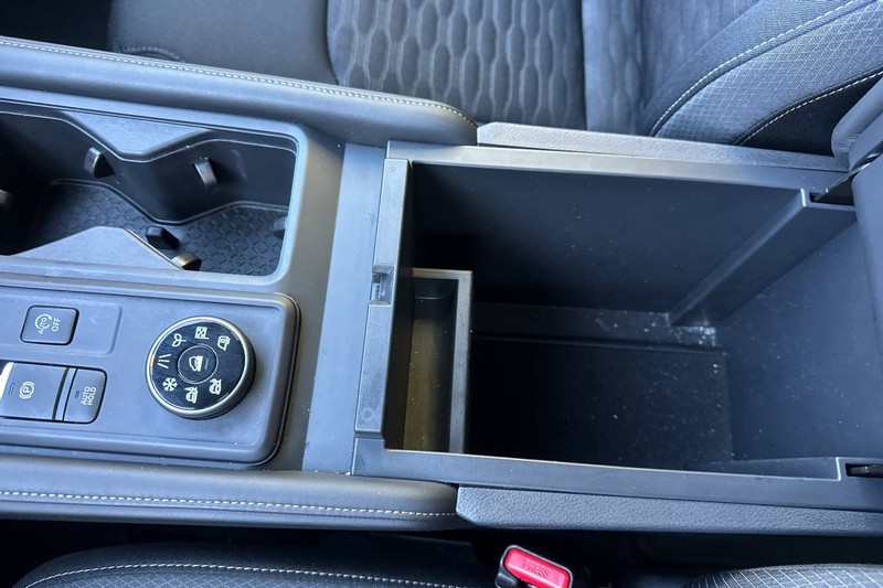 Nissan Pathfinder Vehicle Full-screen Gallery Image 33