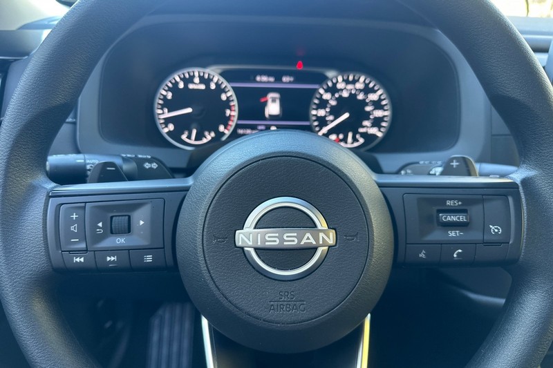 Nissan Pathfinder Vehicle Full-screen Gallery Image 36