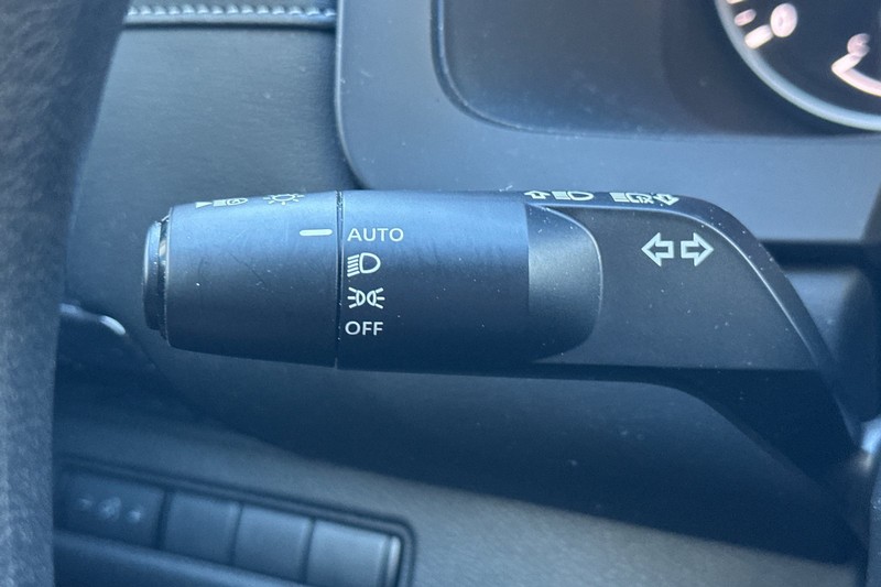 Nissan Pathfinder Vehicle Full-screen Gallery Image 38