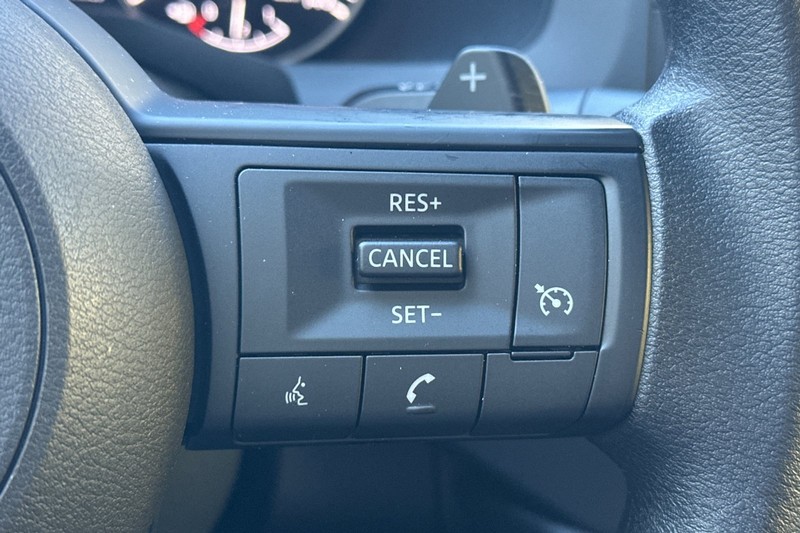 Nissan Pathfinder Vehicle Full-screen Gallery Image 39