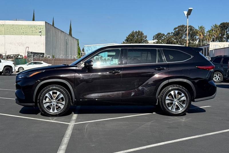 Toyota Highlander Vehicle Full-screen Gallery Image 07