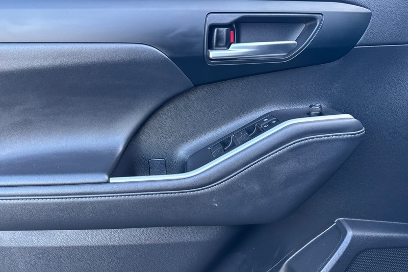 Toyota Highlander Vehicle Full-screen Gallery Image 11