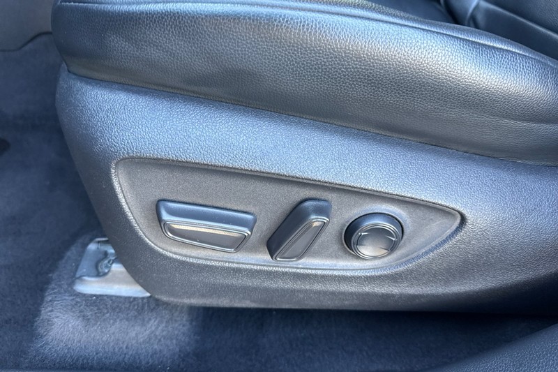 Toyota Highlander Vehicle Full-screen Gallery Image 13