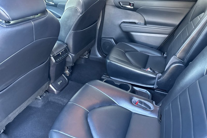 Toyota Highlander Vehicle Full-screen Gallery Image 14