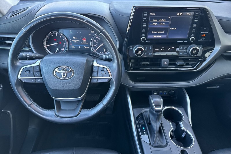 Toyota Highlander Vehicle Full-screen Gallery Image 16