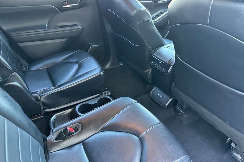 Toyota Highlander Vehicle Full-screen Gallery Image 18