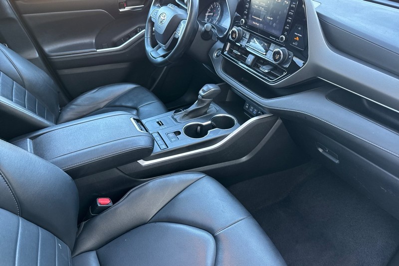 Toyota Highlander Vehicle Full-screen Gallery Image 19