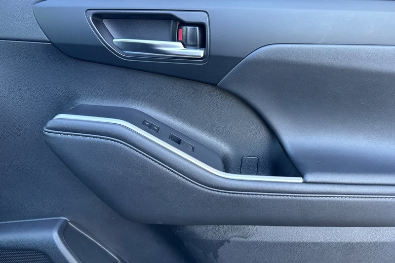 Toyota Highlander Vehicle Full-screen Gallery Image 21