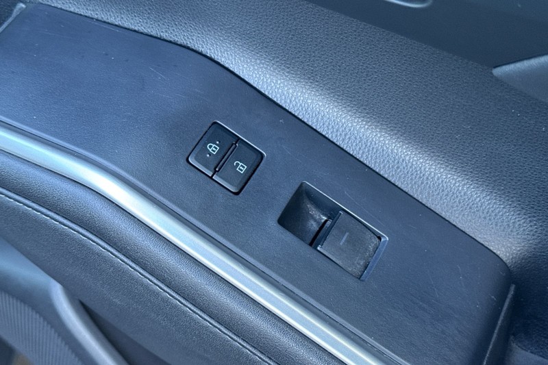 Toyota Highlander Vehicle Full-screen Gallery Image 22