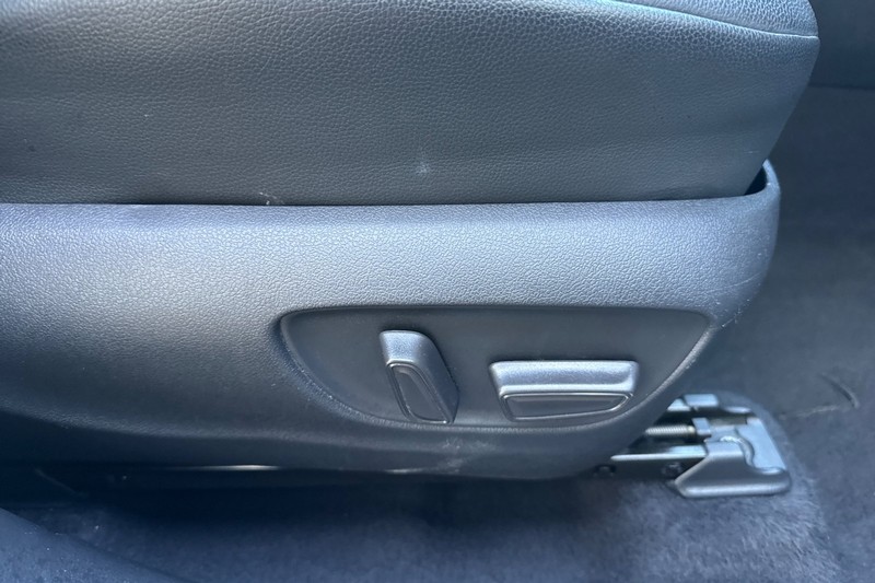 Toyota Highlander Vehicle Full-screen Gallery Image 23